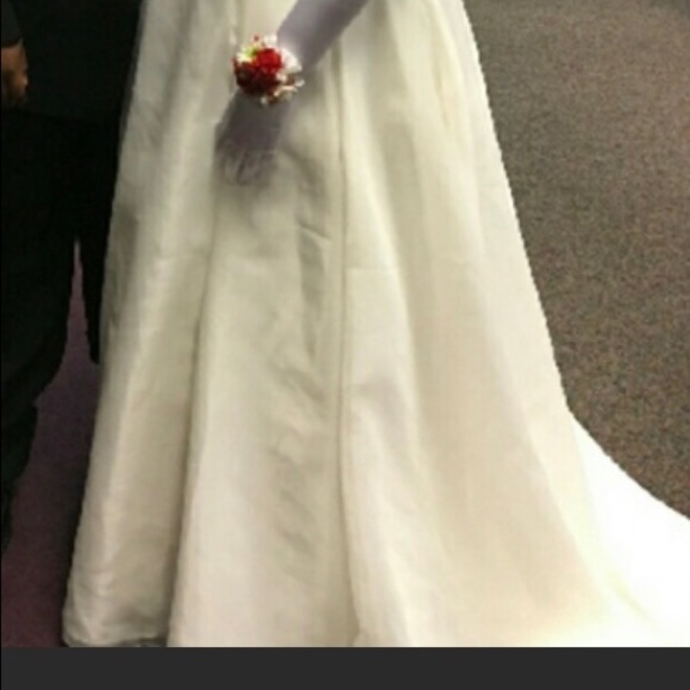 Ivory a-line wedding dress - Picture 3 of 3